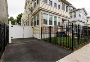 Master Ensuite Duplex Ideal for Big Traveling Groups Near EWR NYC AmericanDream Six Flags